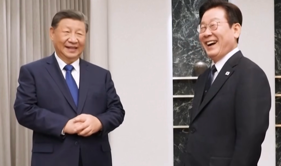 習近平送小米手機 李在明問通訊保安 習近平神回「你看看有沒有後門」引全場大笑